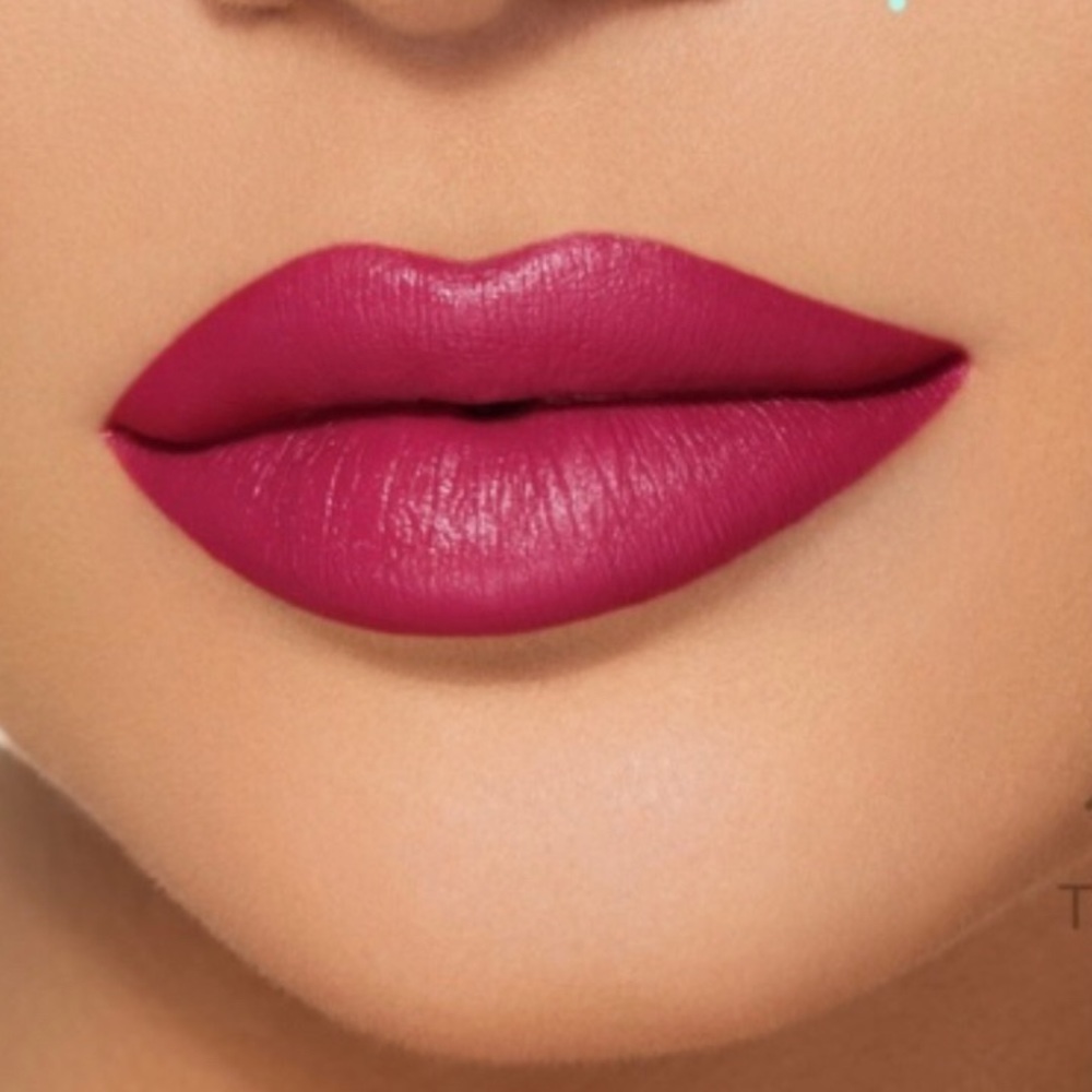 Kylie Cosmetics- “Jordy” Velvet lip kit
